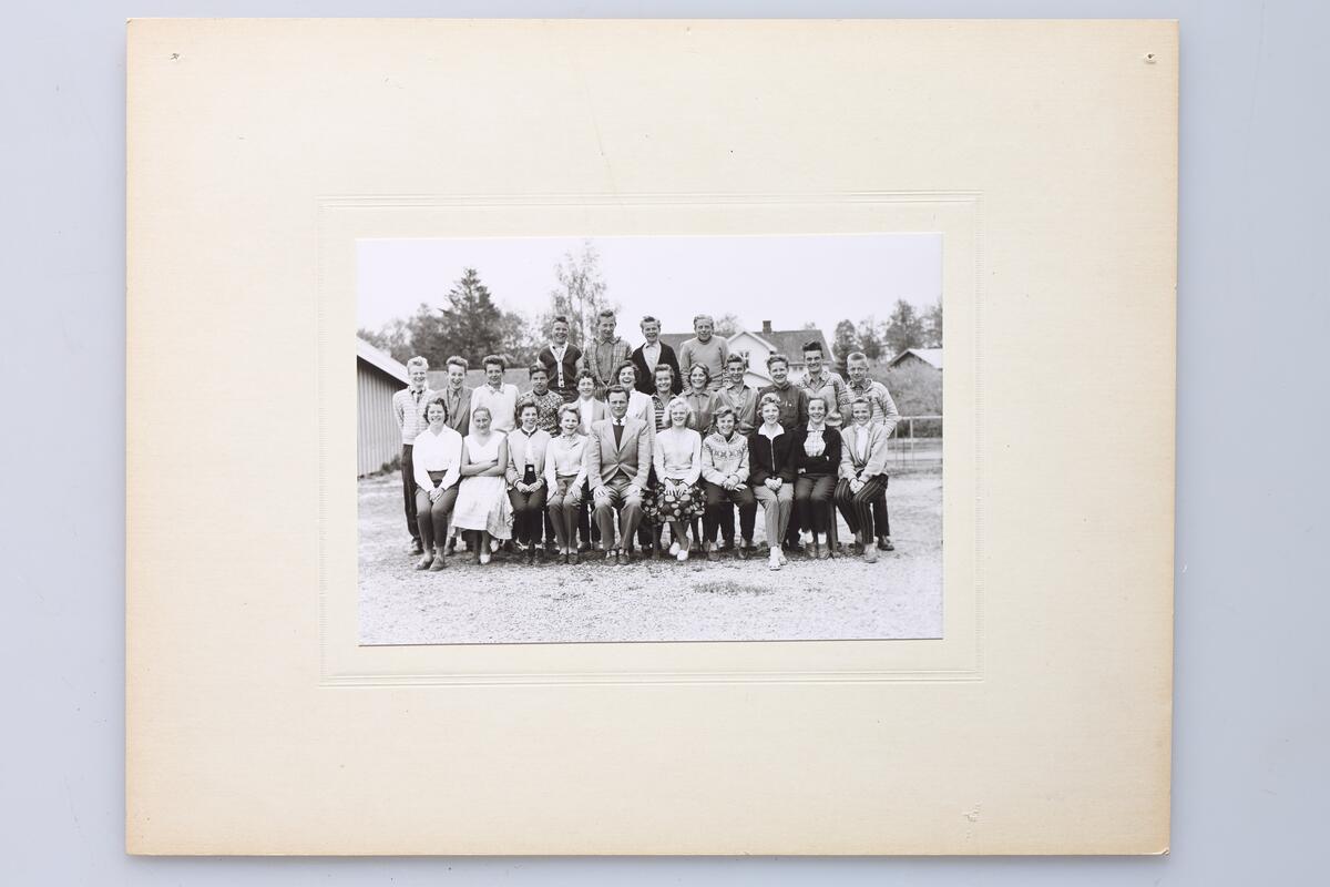 Ti fotografier av elever og en del lærere ved Østre Toten middelskole (realskole), Seks av dem er rammet inn (a - f), og fire er uinnrammet (g - j). Fotografiene viser;  (a ) elever og lærere 1875-1876, (b) elever og lærere 1882-1883, (c)  4. klasse våren 1907, (d) 2. klasse våren 1940, (e) 3 b våren 1940, (f) 3. klasse våren 1954. 
Fotografiene (g - j) er ikke innrammet eller datert, men viser elever fra ulike år.