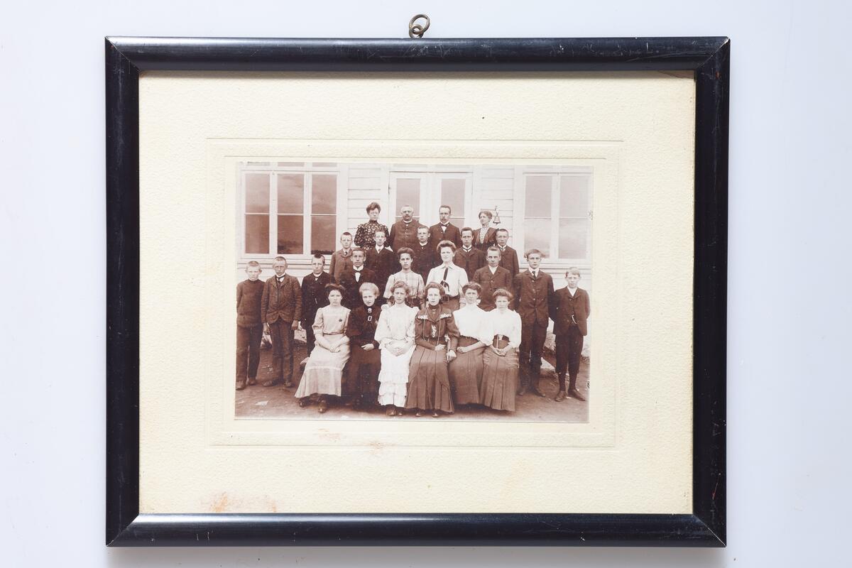 Ti fotografier av elever og en del lærere ved Østre Toten middelskole (realskole), Seks av dem er rammet inn (a - f), og fire er uinnrammet (g - j). Fotografiene viser;  (a ) elever og lærere 1875-1876, (b) elever og lærere 1882-1883, (c)  4. klasse våren 1907, (d) 2. klasse våren 1940, (e) 3 b våren 1940, (f) 3. klasse våren 1954. 
Fotografiene (g - j) er ikke innrammet eller datert, men viser elever fra ulike år.