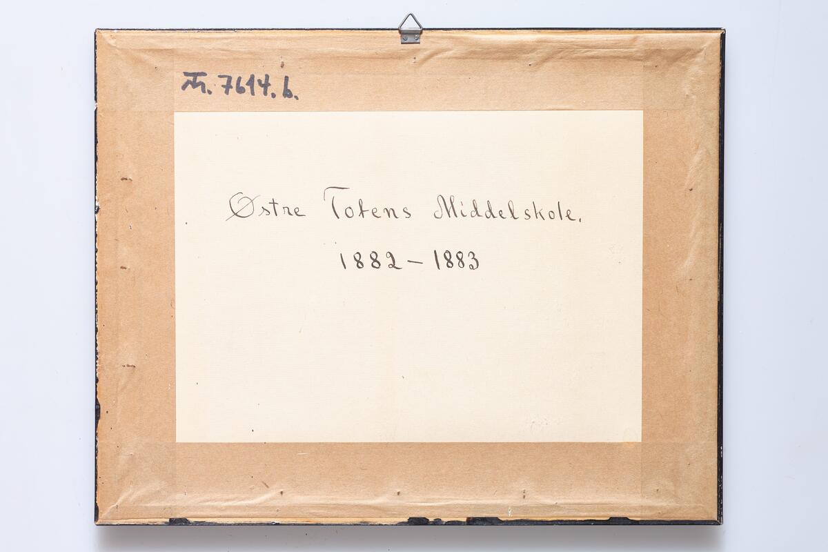 Ti fotografier av elever og en del lærere ved Østre Toten middelskole (realskole), Seks av dem er rammet inn (a - f), og fire er uinnrammet (g - j). Fotografiene viser;  (a ) elever og lærere 1875-1876, (b) elever og lærere 1882-1883, (c)  4. klasse våren 1907, (d) 2. klasse våren 1940, (e) 3 b våren 1940, (f) 3. klasse våren 1954. 
Fotografiene (g - j) er ikke innrammet eller datert, men viser elever fra ulike år.
