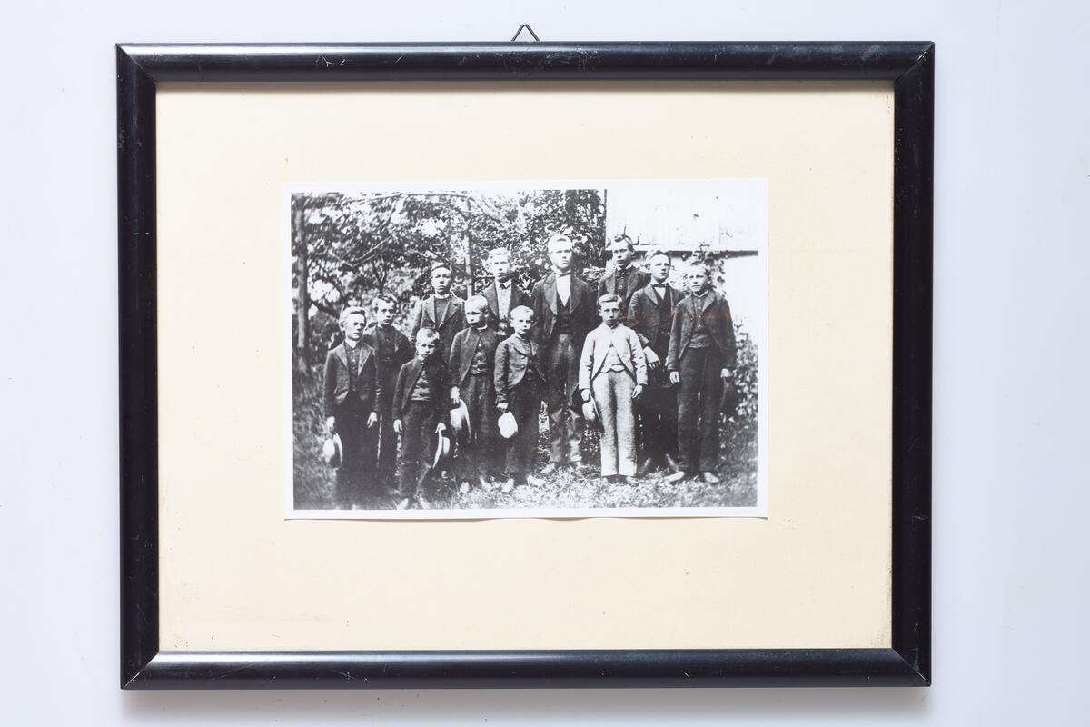 Ti fotografier av elever og en del lærere ved Østre Toten middelskole (realskole), Seks av dem er rammet inn (a - f), og fire er uinnrammet (g - j). Fotografiene viser;  (a ) elever og lærere 1875-1876, (b) elever og lærere 1882-1883, (c)  4. klasse våren 1907, (d) 2. klasse våren 1940, (e) 3 b våren 1940, (f) 3. klasse våren 1954. 
Fotografiene (g - j) er ikke innrammet eller datert, men viser elever fra ulike år.