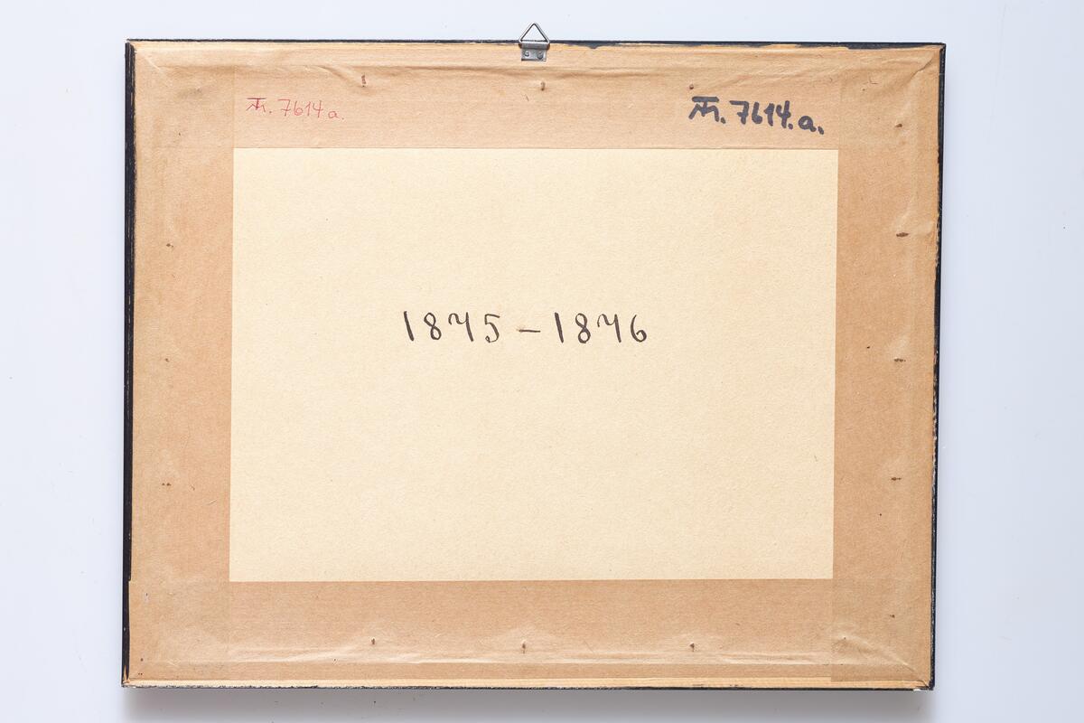 Ti fotografier av elever og en del lærere ved Østre Toten middelskole (realskole), Seks av dem er rammet inn (a - f), og fire er uinnrammet (g - j). Fotografiene viser;  (a ) elever og lærere 1875-1876, (b) elever og lærere 1882-1883, (c)  4. klasse våren 1907, (d) 2. klasse våren 1940, (e) 3 b våren 1940, (f) 3. klasse våren 1954. 
Fotografiene (g - j) er ikke innrammet eller datert, men viser elever fra ulike år.