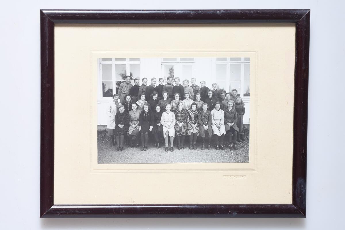 Ti fotografier av elever og en del lærere ved Østre Toten middelskole (realskole), Seks av dem er rammet inn (a - f), og fire er uinnrammet (g - j). Fotografiene viser;  (a ) elever og lærere 1875-1876, (b) elever og lærere 1882-1883, (c)  4. klasse våren 1907, (d) 2. klasse våren 1940, (e) 3 b våren 1940, (f) 3. klasse våren 1954. 
Fotografiene (g - j) er ikke innrammet eller datert, men viser elever fra ulike år.