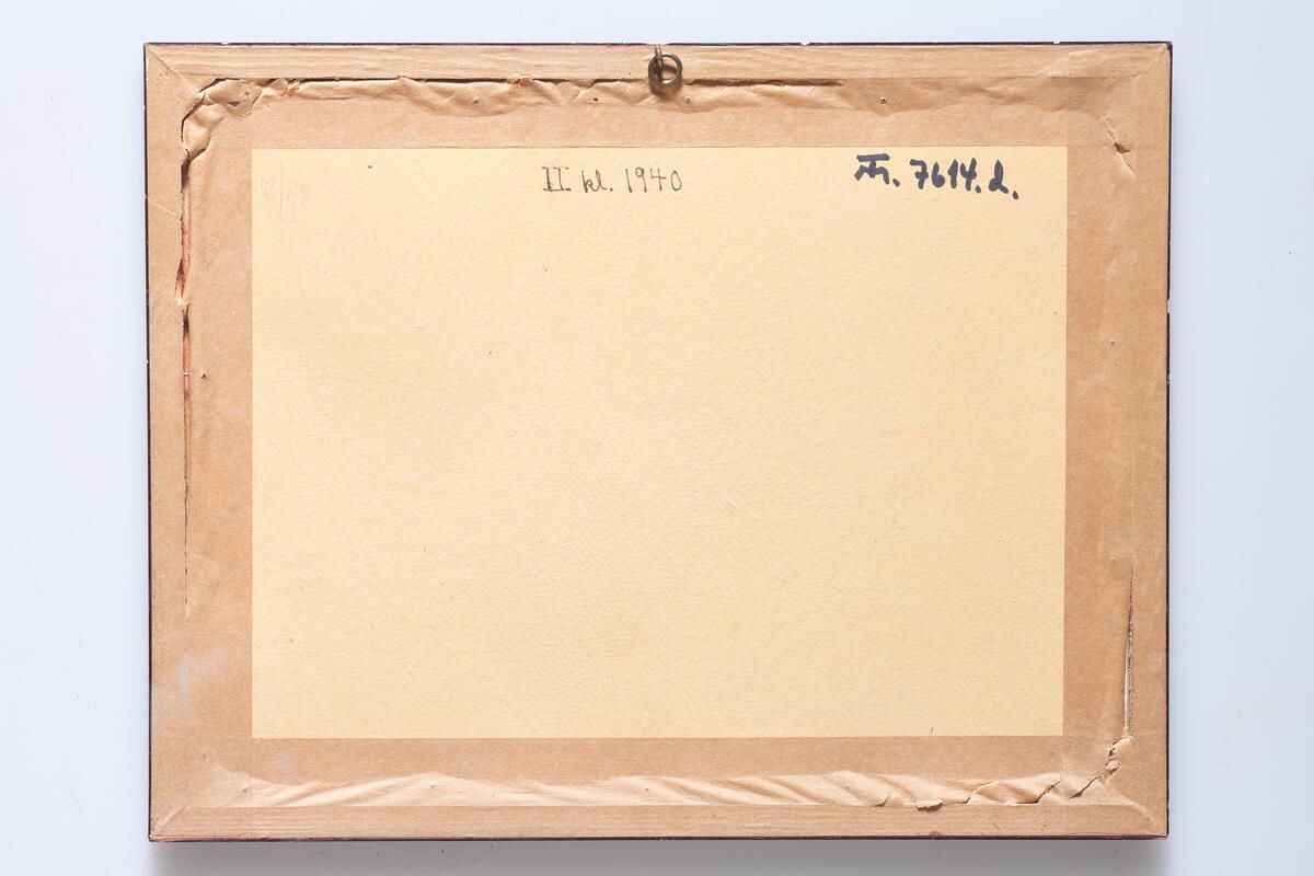 Ti fotografier av elever og en del lærere ved Østre Toten middelskole (realskole), Seks av dem er rammet inn (a - f), og fire er uinnrammet (g - j). Fotografiene viser;  (a ) elever og lærere 1875-1876, (b) elever og lærere 1882-1883, (c)  4. klasse våren 1907, (d) 2. klasse våren 1940, (e) 3 b våren 1940, (f) 3. klasse våren 1954. 
Fotografiene (g - j) er ikke innrammet eller datert, men viser elever fra ulike år.