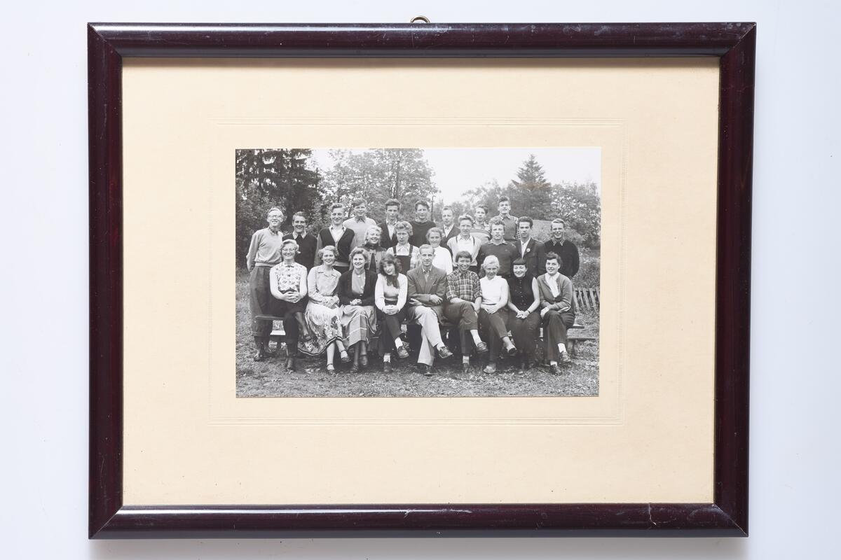 Ti fotografier av elever og en del lærere ved Østre Toten middelskole (realskole), Seks av dem er rammet inn (a - f), og fire er uinnrammet (g - j). Fotografiene viser;  (a ) elever og lærere 1875-1876, (b) elever og lærere 1882-1883, (c)  4. klasse våren 1907, (d) 2. klasse våren 1940, (e) 3 b våren 1940, (f) 3. klasse våren 1954. 
Fotografiene (g - j) er ikke innrammet eller datert, men viser elever fra ulike år.