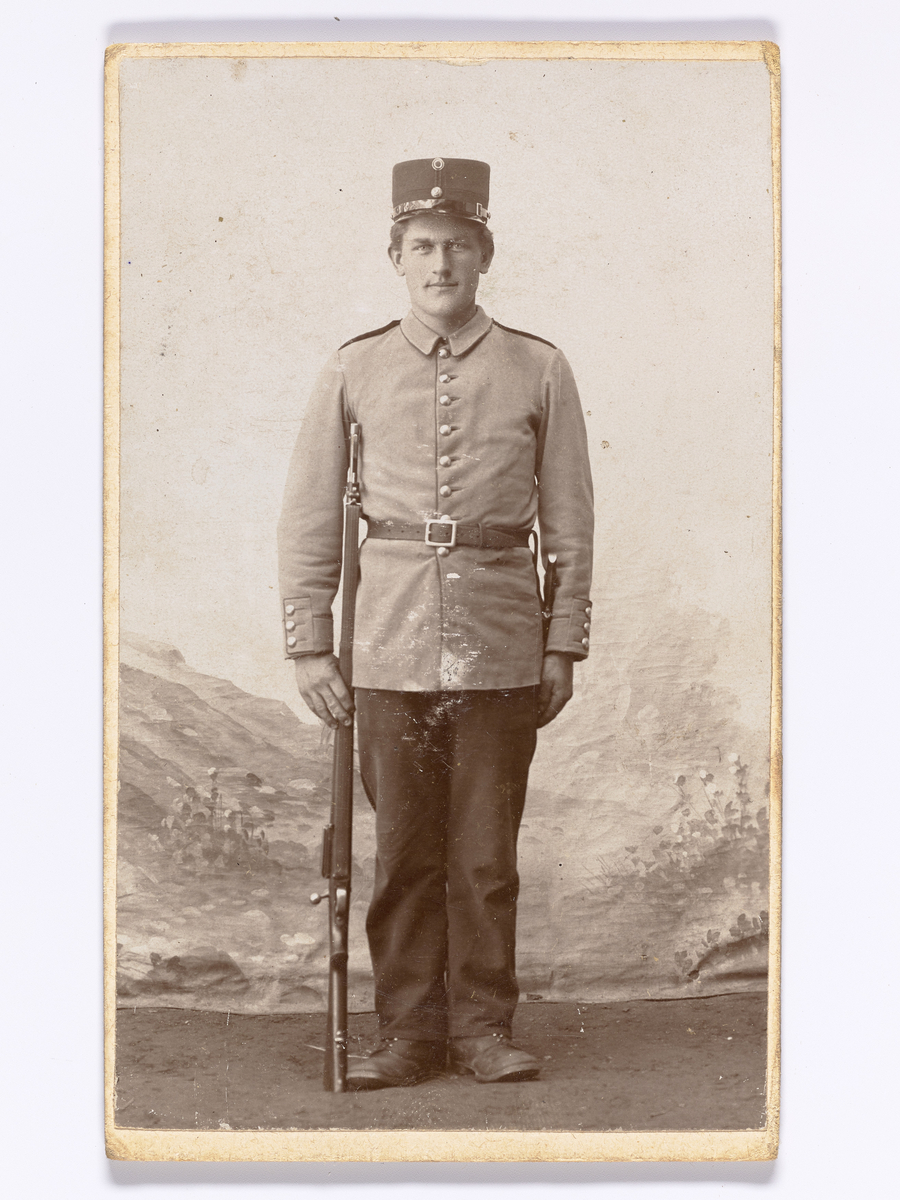 Mann oppstilt i militæruniform. Carte Visite