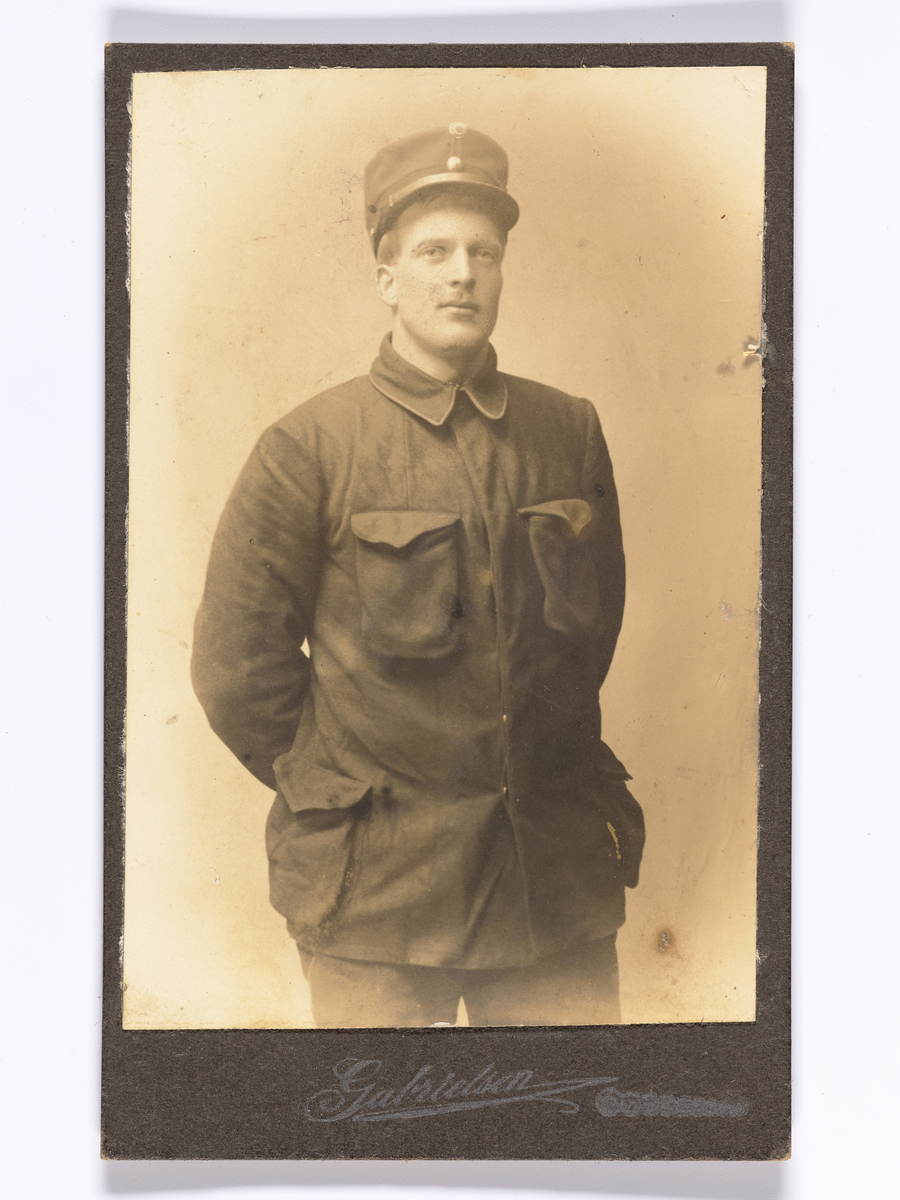 Mann kledd i uniform. Carte Visite  