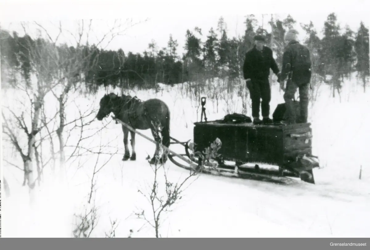Vanning av isveien, med vanntank på slede trukket av hest. 