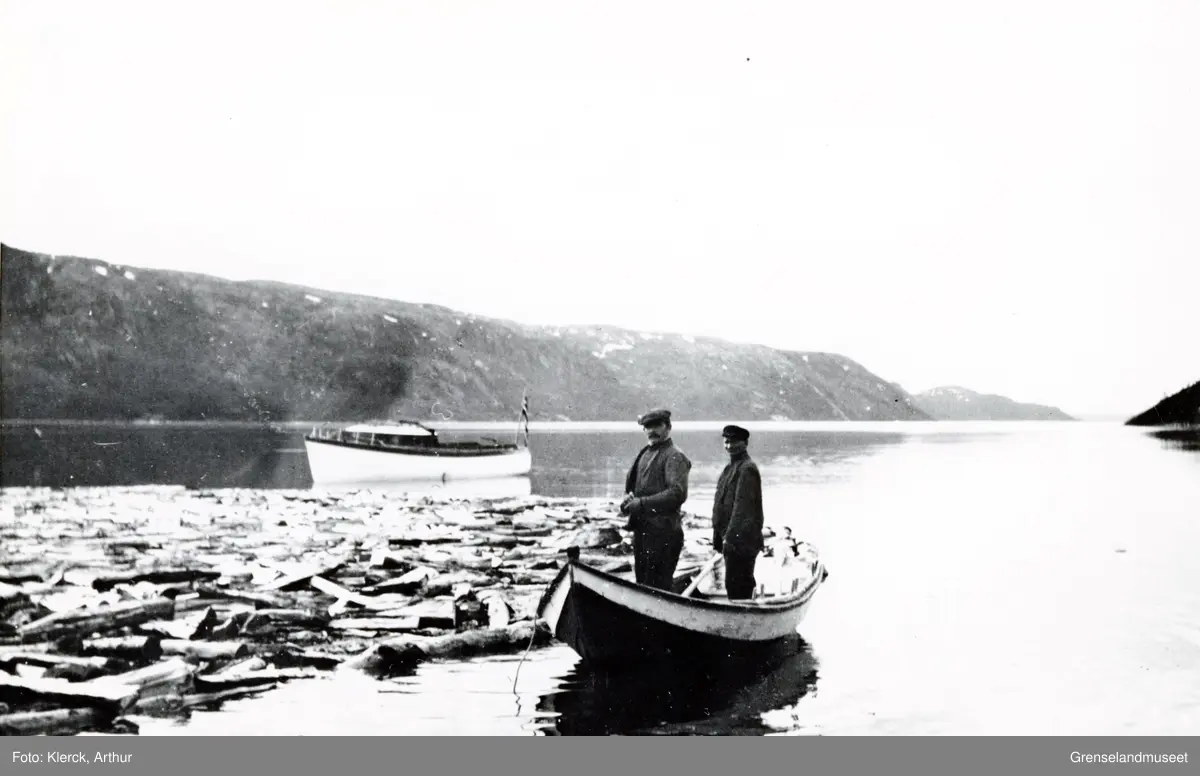 Buksering av skogvesenets 69 1/2  favn furuved fra Langfjordbunnen til Kirkenes, 23 km fra starten. 
