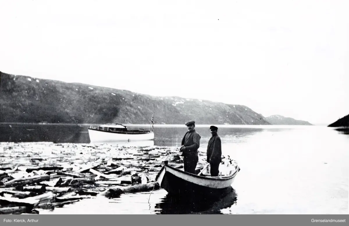 Buksering av skogvesenets 69 1/2  favn furuved fra Langfjordbunnen til Kirkenes, 23 km fra starten. 
