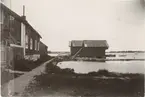 Strandpromenad med sjöbodar, Östhammar 1897