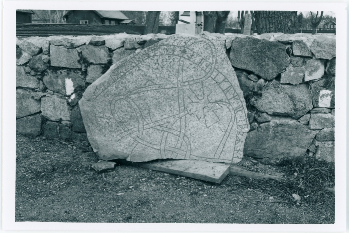 Runstensfragment U1077, Bälinge kyrka, Uppland