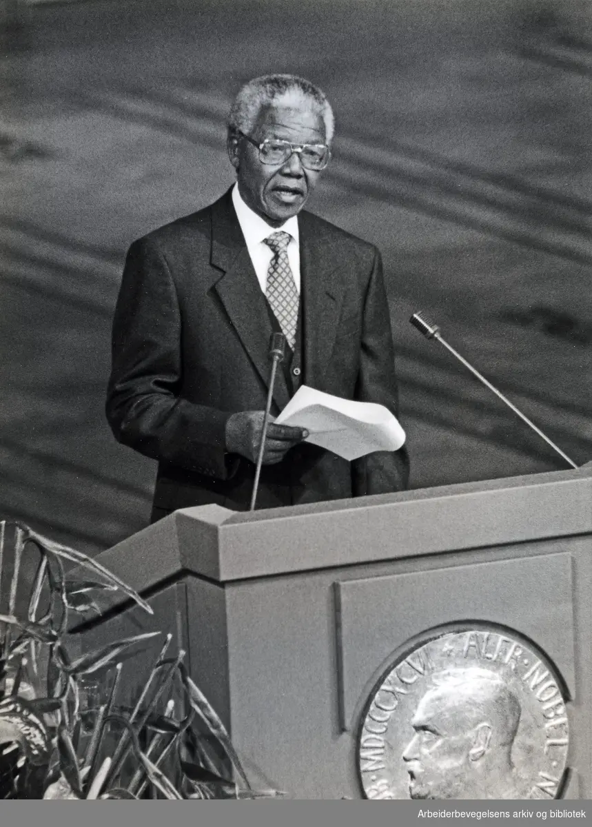 Nelson Mandela holder takketale under utdelingen av Nobels fredspris, desember 1993.