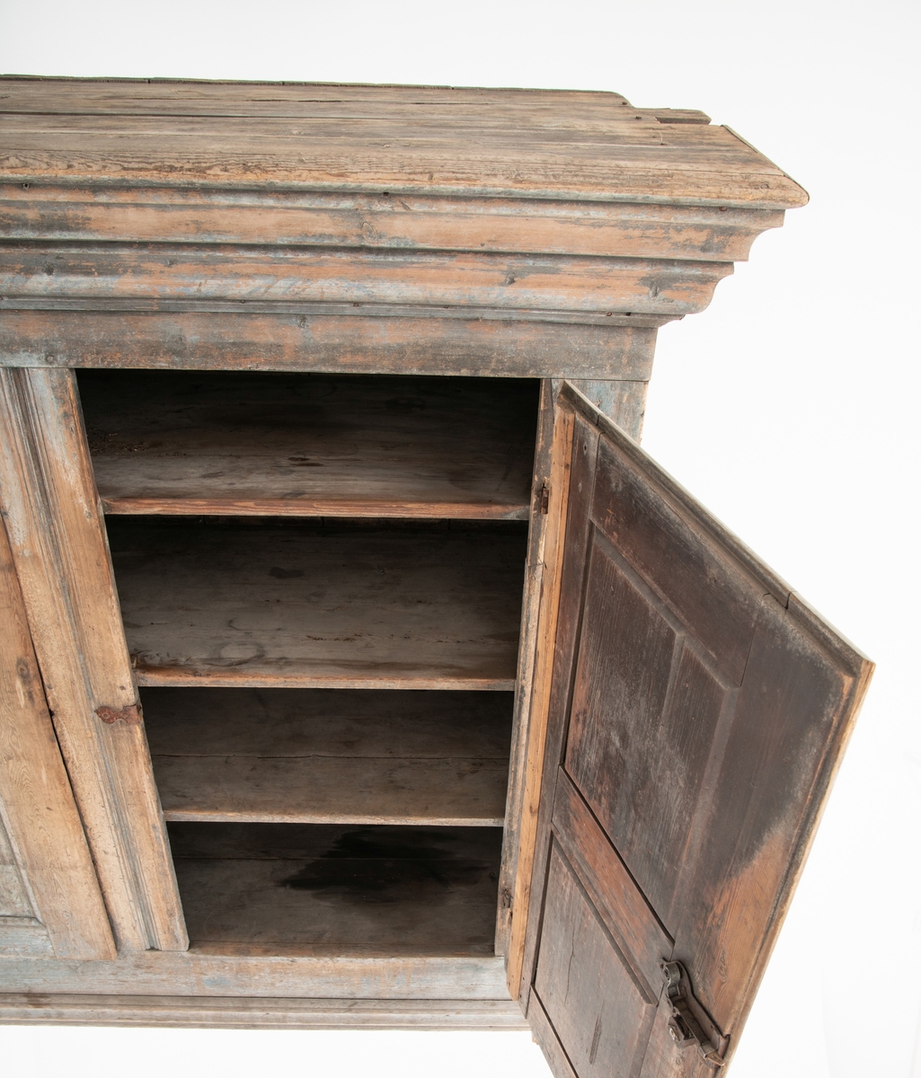 Matskap med dekormalte dører.
