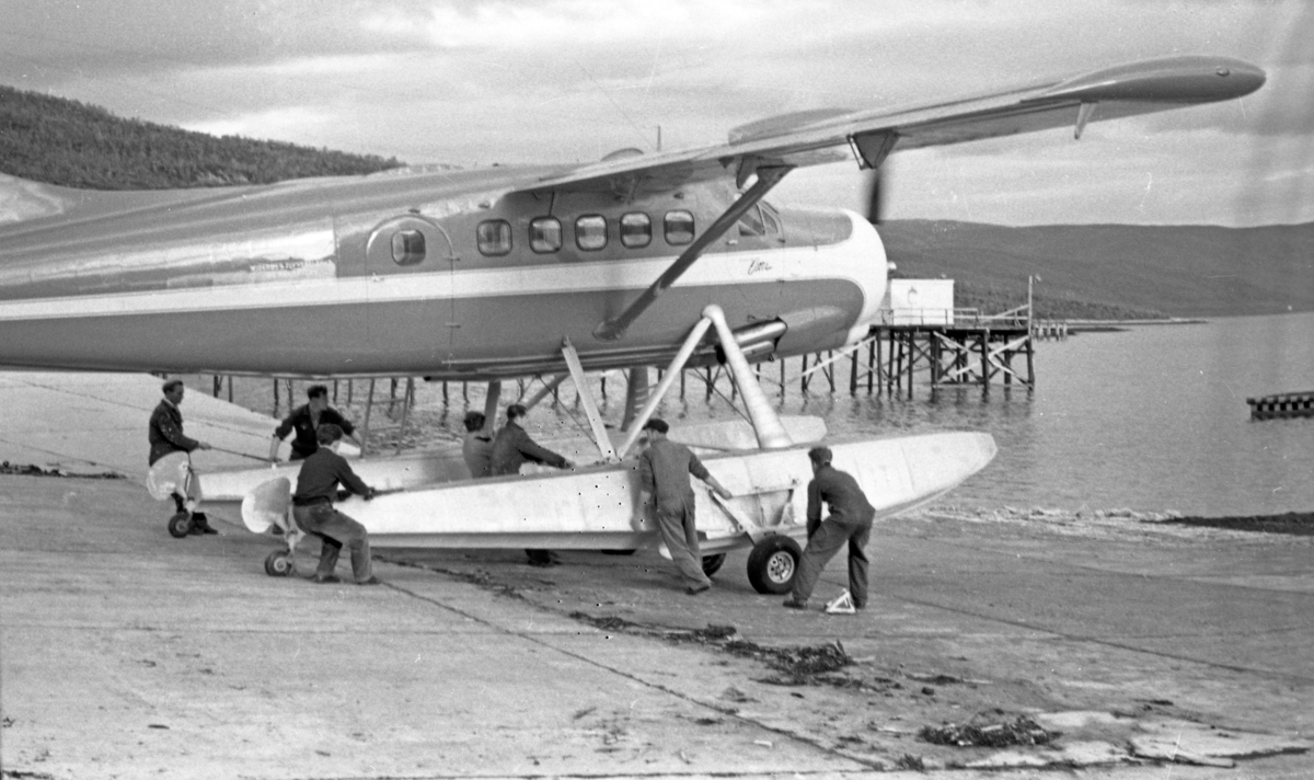 Utsett av en av Widerøes DHC-3 Otter på Skattøra sjøflyhavn.