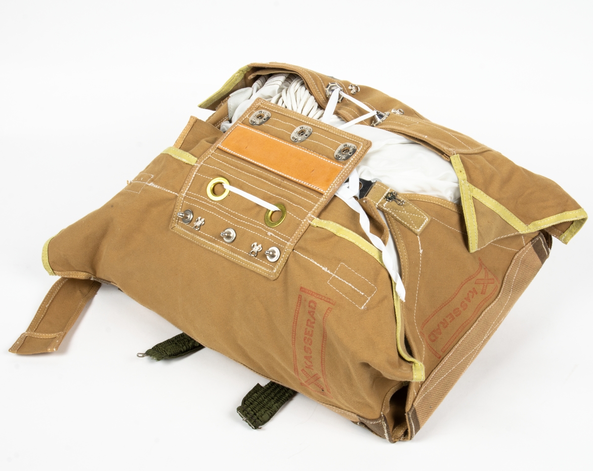 Fallskärm 23B, av bröstmodell. Fallskärm typ Irvin Parachute Assembly type RW 5/1 DRG No IAC 2693. Vit nylonkalott. Sele sadelgjord av nylon. Höljet av smärting. Bröstdel utgöres av skärmpacke.
Fallskärmen är utlöst.