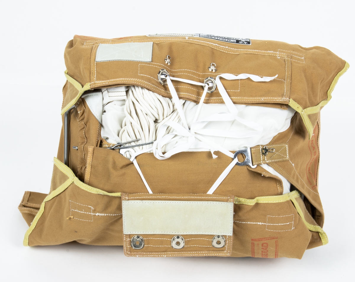 Fallskärm 23B, av bröstmodell. Fallskärm typ Irvin Parachute Assembly type RW 5/1 DRG No IAC 2693. Vit nylonkalott. Sele sadelgjord av nylon. Höljet av smärting. Bröstdel utgöres av skärmpacke.
Fallskärmen är utlöst.