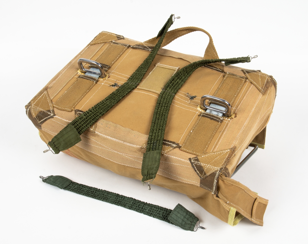 Fallskärm 23B, av bröstmodell. Fallskärm typ Irvin Parachute Assembly type RW 5/1 DRG No IAC 2693. Vit nylonkalott. Sele sadelgjord av nylon. Höljet av smärting. Bröstdel utgöres av skärmpacke.
Fallskärmen är utlöst.