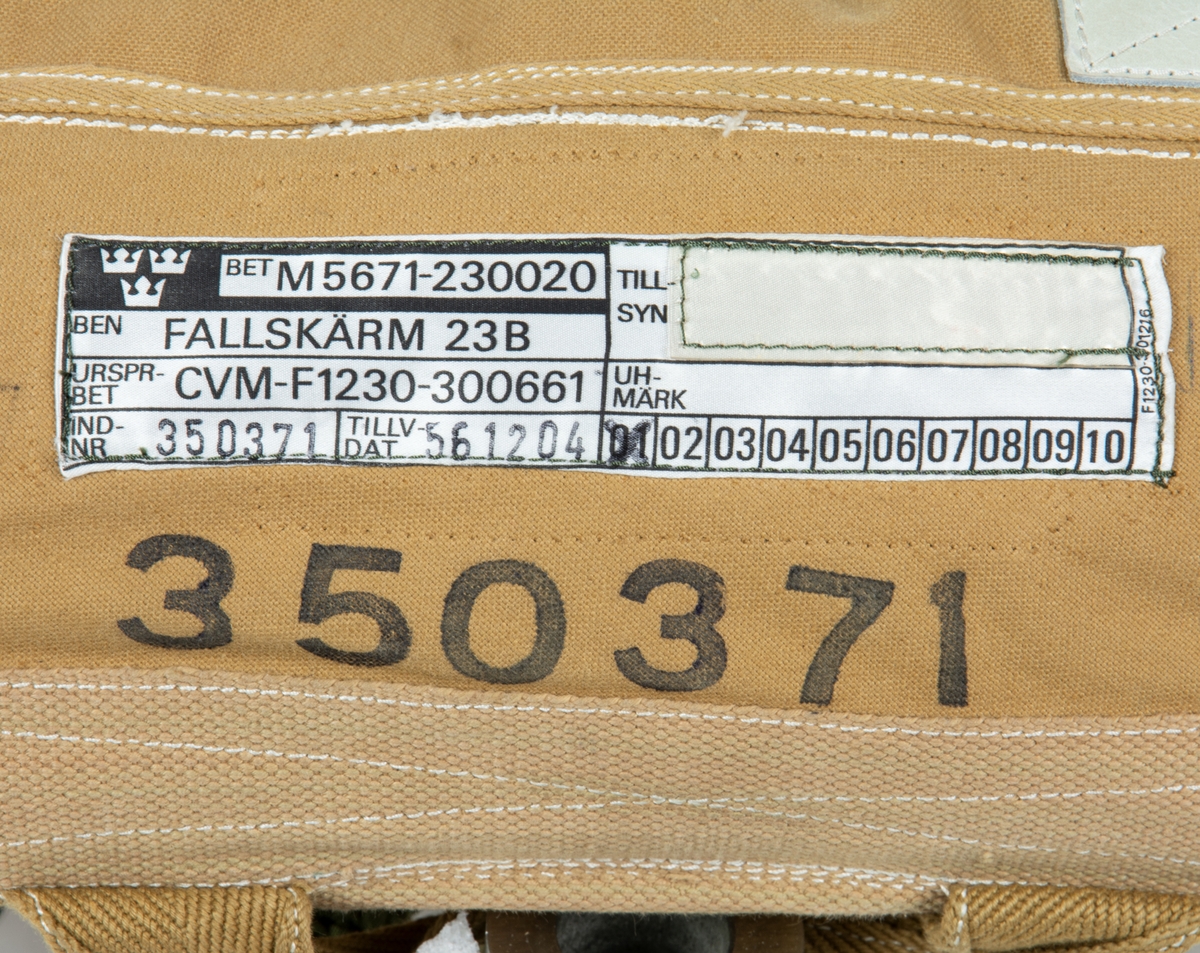 Fallskärm 23B, av bröstmodell. Fallskärm typ Irvin Parachute Assembly type RW 5/1 DRG No IAC 2693. Vit nylonkalott. Sele sadelgjord av nylon. Höljet av smärting. Bröstdel utgöres av skärmpacke.
Fallskärmen är utlöst.