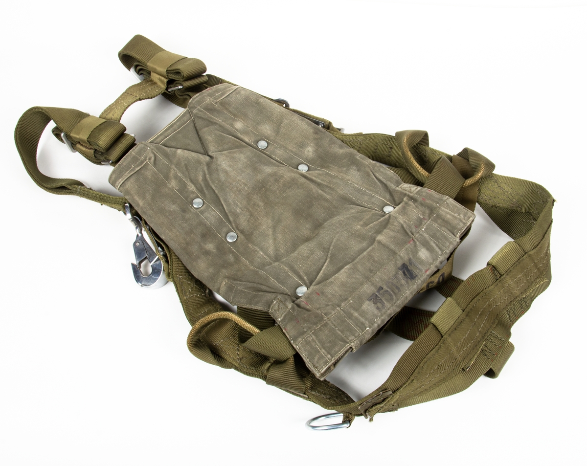 Fallskärm 23B, av bröstmodell. Fallskärm typ Irvin Parachute Assembly type RW 5/1 DRG No IAC 2693. Vit nylonkalott. Sele sadelgjord av nylon. Höljet av smärting. Bröstdel utgöres av skärmpacke.
Fallskärmen är utlöst.