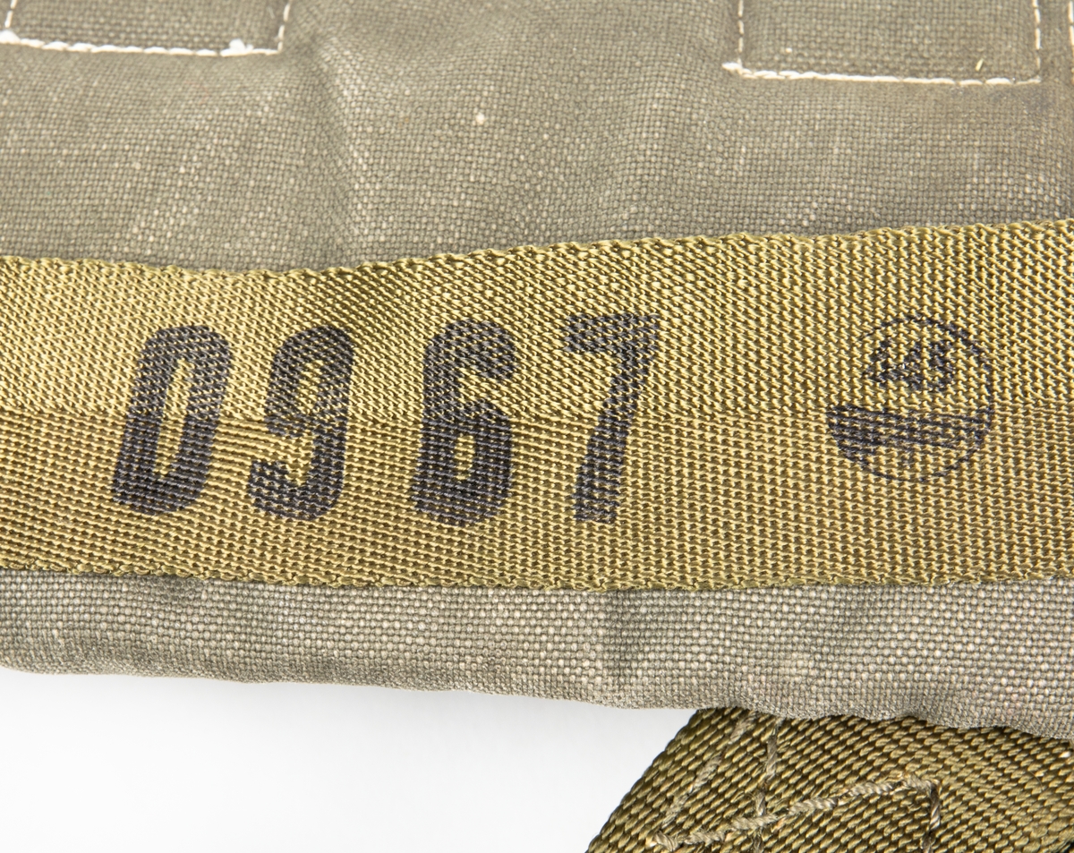 Fallskärm 23B, av bröstmodell. Fallskärm typ Irvin Parachute Assembly type RW 5/1 DRG No IAC 2693. Vit nylonkalott. Sele sadelgjord av nylon. Höljet av smärting. Bröstdel utgöres av skärmpacke.
Fallskärmen är utlöst.
