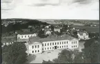 Västerås, Kyrkbacken.
Utsikt från Domkyrkan med Läroverket i förgrunden. 1897.