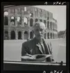 1717/A Rom. En äldre man tigger och sträcker fram sin hatt, Colosseum.