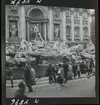 1717/A Rom. Folkliv framför Fontana di Trevi, Trevifontänen.