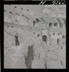 1717/B Rom. En man i uniform fotograferar i Colosseum.