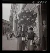 1717/B Rom. Gatuförsäljare. En man säljer ballonger till en turist.