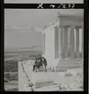 1717/H Aten. Turister med guide på Akropolis.