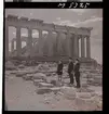 1717/H Aten. En kvinna och två män i uniform besöker Parthenon-templet, Akropolis.
