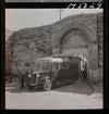 Istanbul. En buss passerar genom ett valv i en mur.
Bilder fotograferade för AB Aerotransport, förkortat ABA.