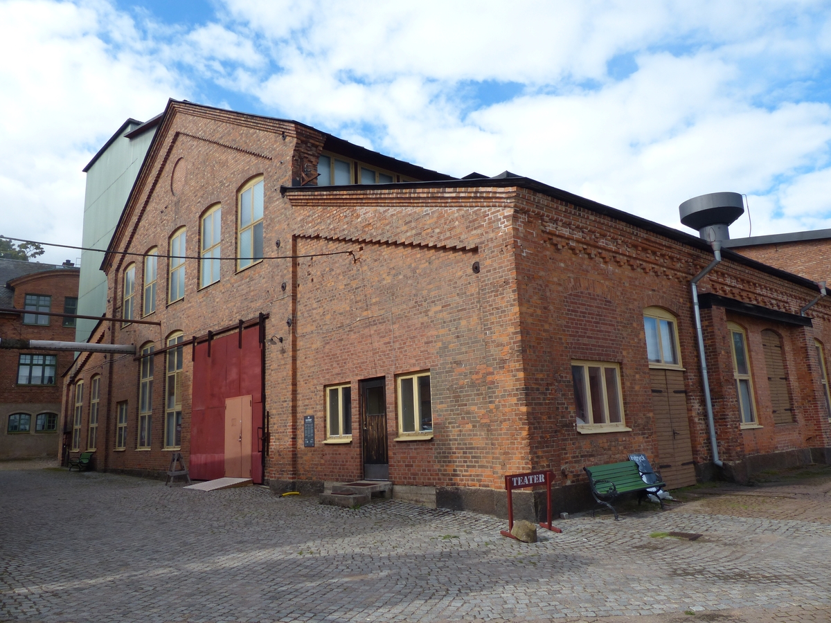 Gjuteribyggnaden invigdes 1909 och är representativ för de senare slag av gjuteribyggnader, som karakteriseras av tegelväggar, stor hall med lanterninvåning för ljusinsläpp och vädring, sandberedning och uppslagning placerade i mittskeppet samt kärnmakeri, smältverk och renseri i sidoskeppen. Det första gjuteriet på Forsviks bruk byggdes 1859 men när produktionen ökade uppfördes nuvarande gjuteriet. Här pågick produktionen fram till år 1977.