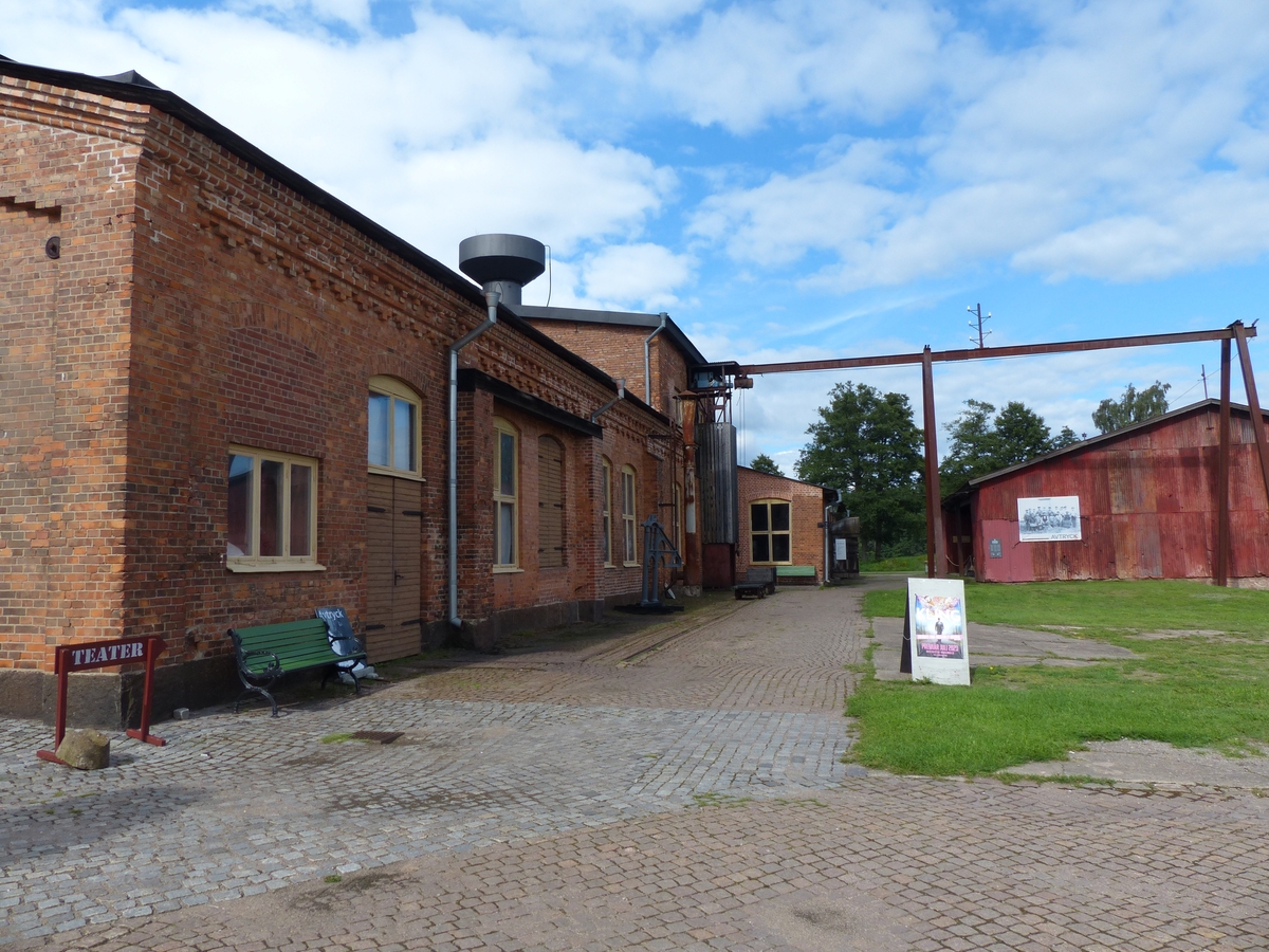 Gjuteribyggnaden invigdes 1909 och är representativ för de senare slag av gjuteribyggnader, som karakteriseras av tegelväggar, stor hall med lanterninvåning för ljusinsläpp och vädring, sandberedning och uppslagning placerade i mittskeppet samt kärnmakeri, smältverk och renseri i sidoskeppen. Det första gjuteriet på Forsviks bruk byggdes 1859 men när produktionen ökade uppfördes nuvarande gjuteriet. Här pågick produktionen fram till år 1977.