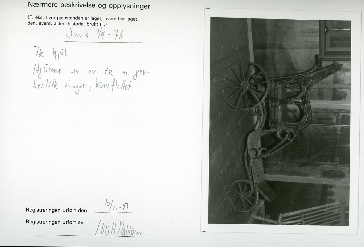 Tre hjul.
Hjulene er av tre med jernbeslåtte ringer, rotting.