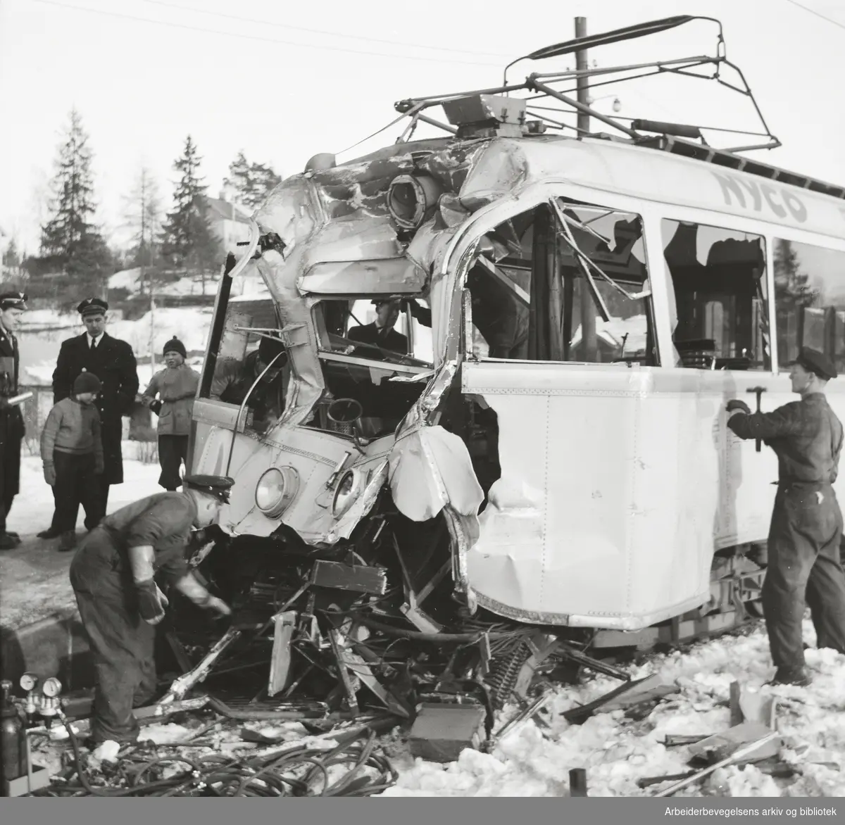 Kollisjon mellom to vogner på Bærumsbanen ved Egne Hjem stasjon. En vognfører og en konduktør ble skadet og lagt inn på Bærum sykehus. 11/2.1952