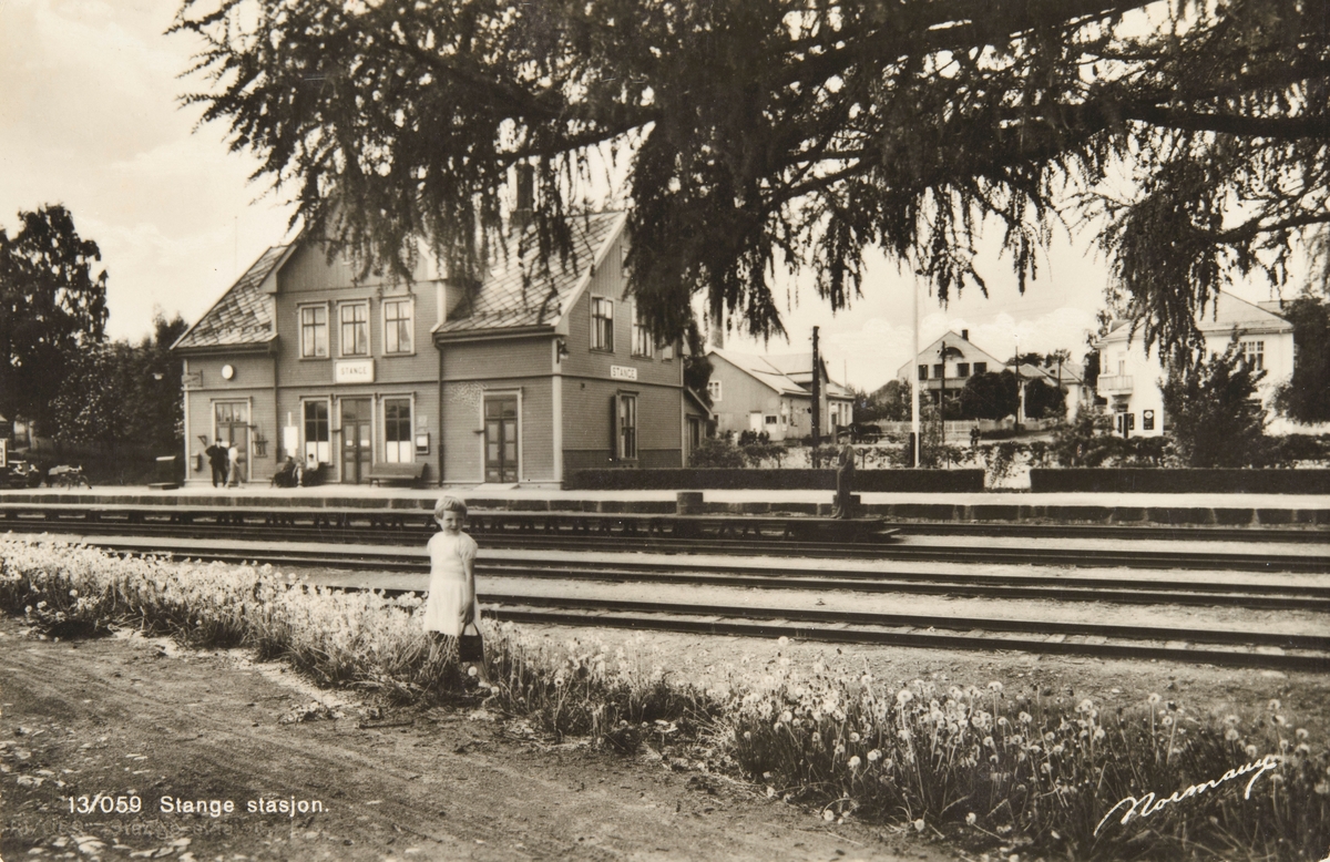 Postkort, Stange stasjon, 4 jernbanespor, en jente i forgrunnen,