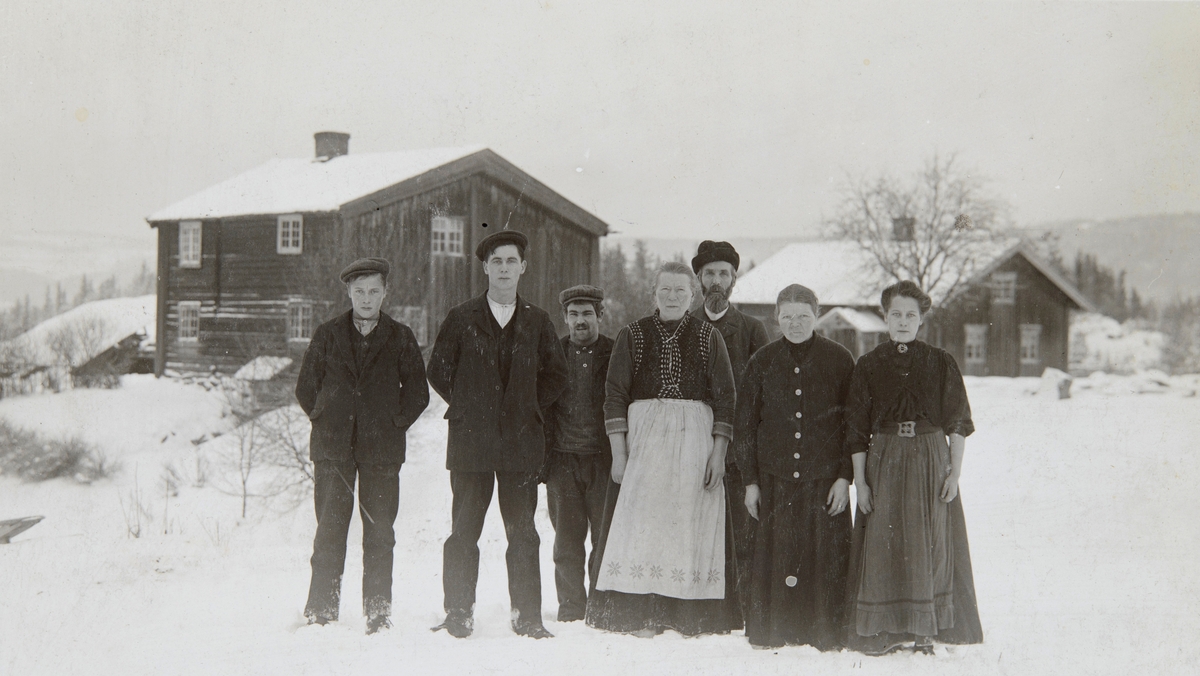 Postkort, Stange, Vallset, gården Ellingrud, gruppe 7 på tunet, fra venstre: Iver Johansen, Jon Johansen, Martinus Jensen Solbakken, Johanne  ?, Ole Ellingrud, Mathea Henriksen, ukjent, vinter