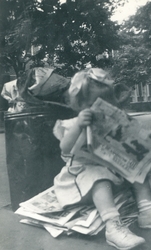 Berit Marie Aus, to og et halvt år gammel, ser på tegneserie