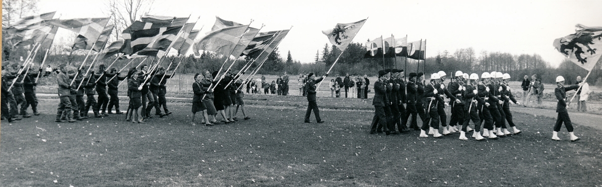 Regementets och försvarsområdets dag den 4 maj 1974

Två bilder
Efter högtidligheterna på idrottsplatsen avmarscherar deltagarna.
