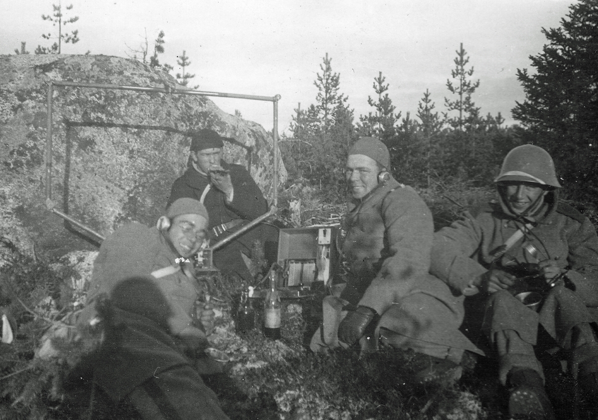 Soldater från Skaraborgs regemente med en radiostation på 1920-talet.