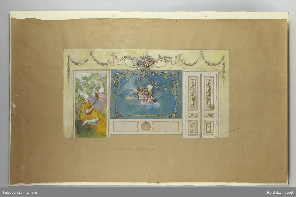 Katalogkort:
"Freskskissser, 6 st. Akvarell på brunt papper. Osignerad. 1890-tal. Tillverkare Carl Larsson. Brukare Göteborgs Nya elementarläroverk för flickor. Freskskiss för Göteborgs Nya elementar läroverk för flickor. Sektion av trapplopp. Väggdekoration med drakslingor och väggfältsamt bilder fr v till h: Kvinna som väver våfwerska (ungmö), flicka med docka samt kvinna med tre barn vid sten. Blyertstext: Enka vid mannens bautasten. Övergripande text Yngre och äldre jernålder samt storleksangivelse i fot."