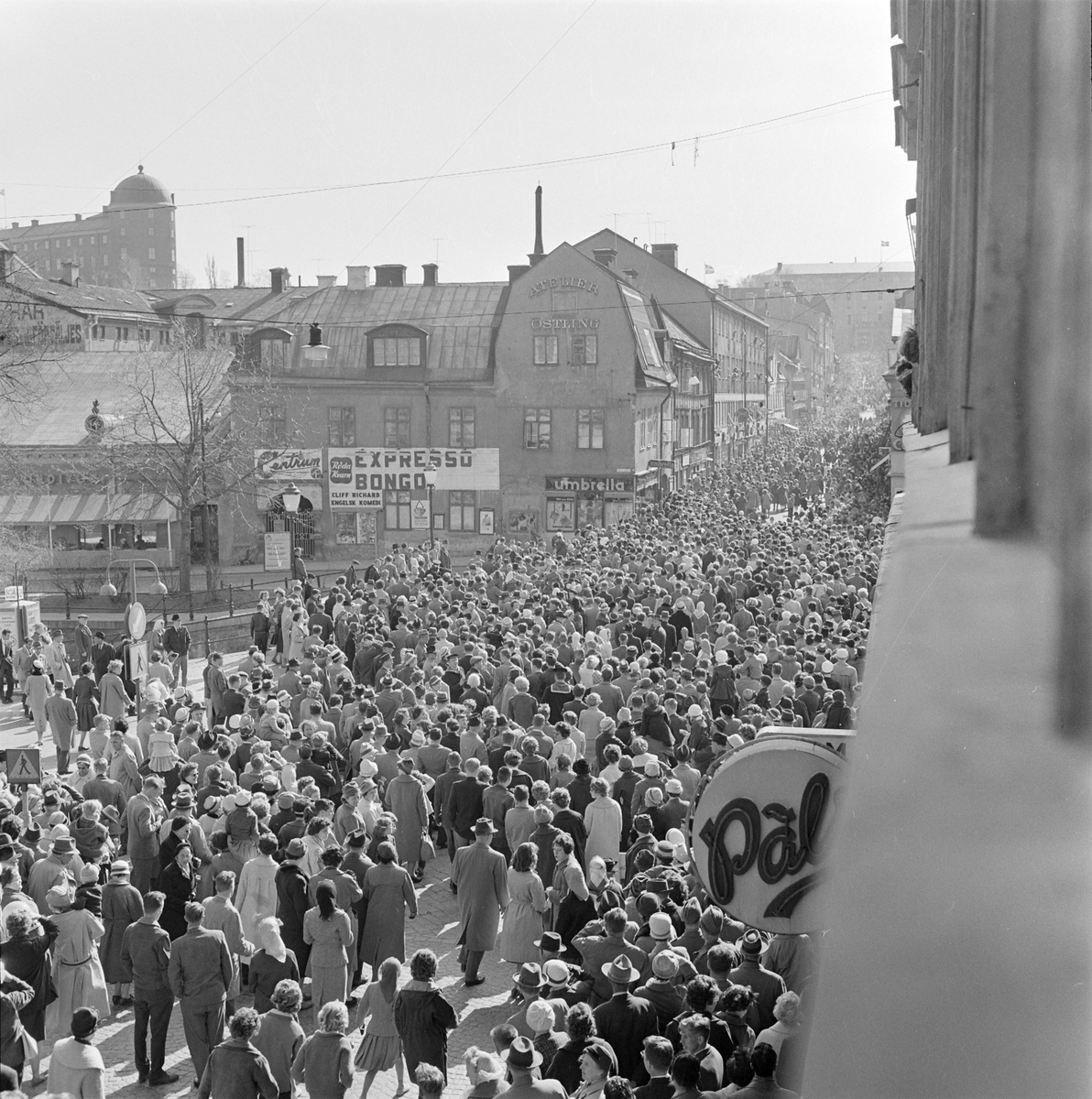 Valborgsmässofirande på Drottninggatan, Uppsala 30 april 1960