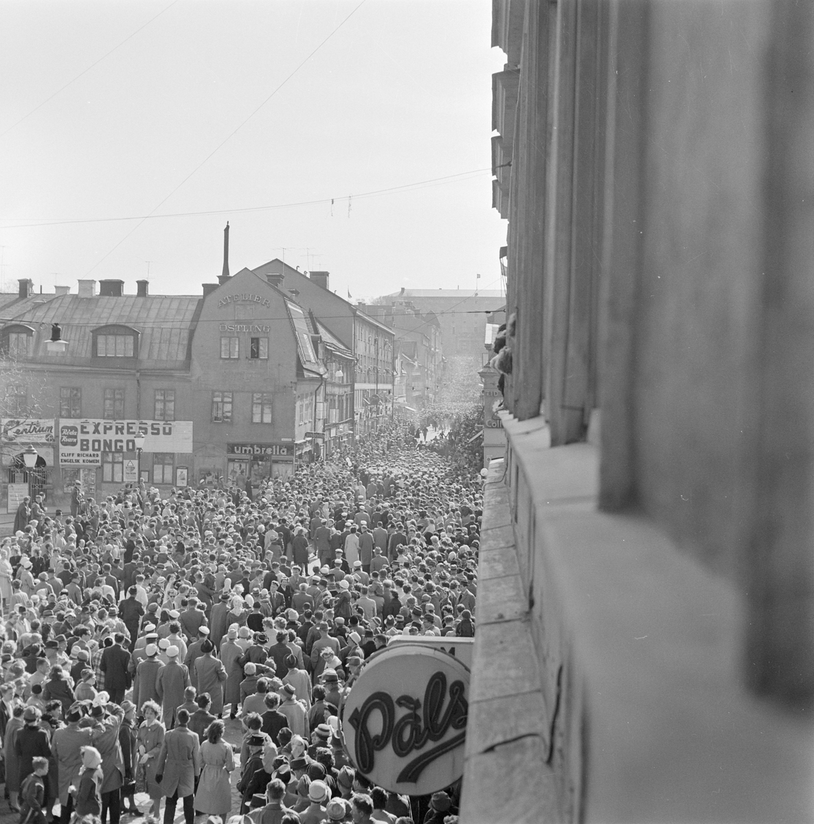 Valborgsmässofirande på Drottninggatan, Uppsala 30 april 1960