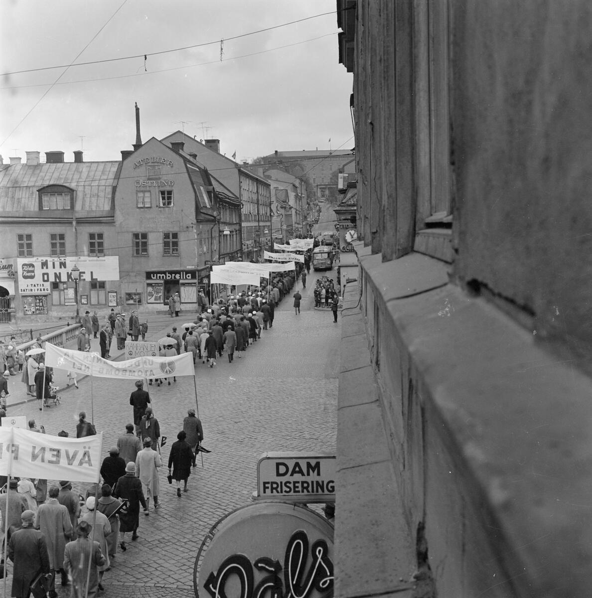 Demonstrationståg på Drottninggatan i Uppsala