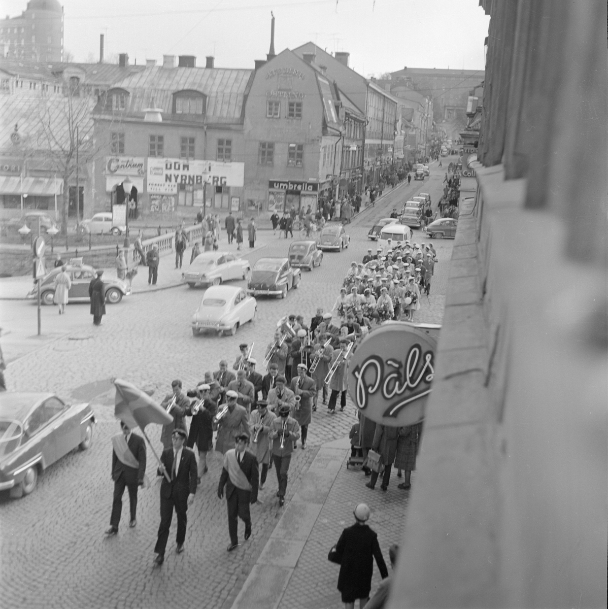 Firande av studentexamen på Drottninggatan, Uppsala