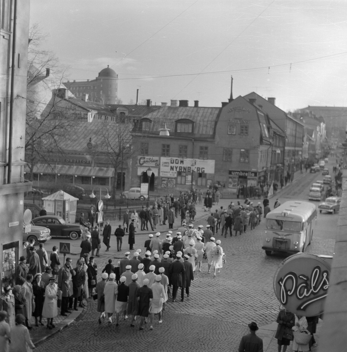 Firande av studentexamen på Drottninggatan, Uppsala