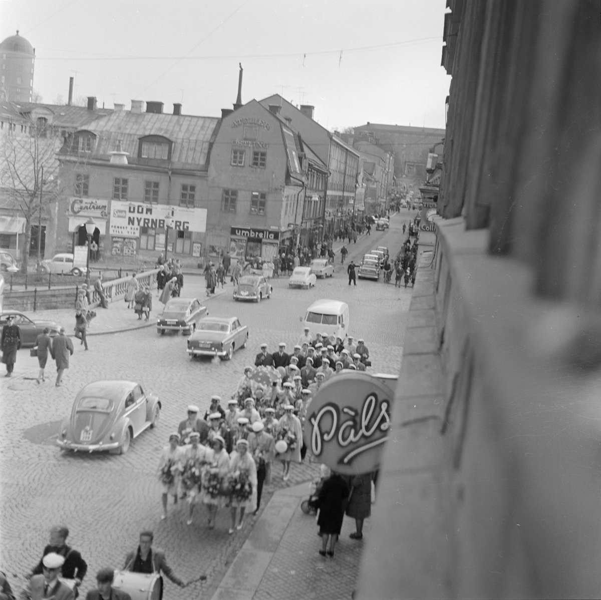 Firande av studentexamen på Drottninggatan, Uppsala