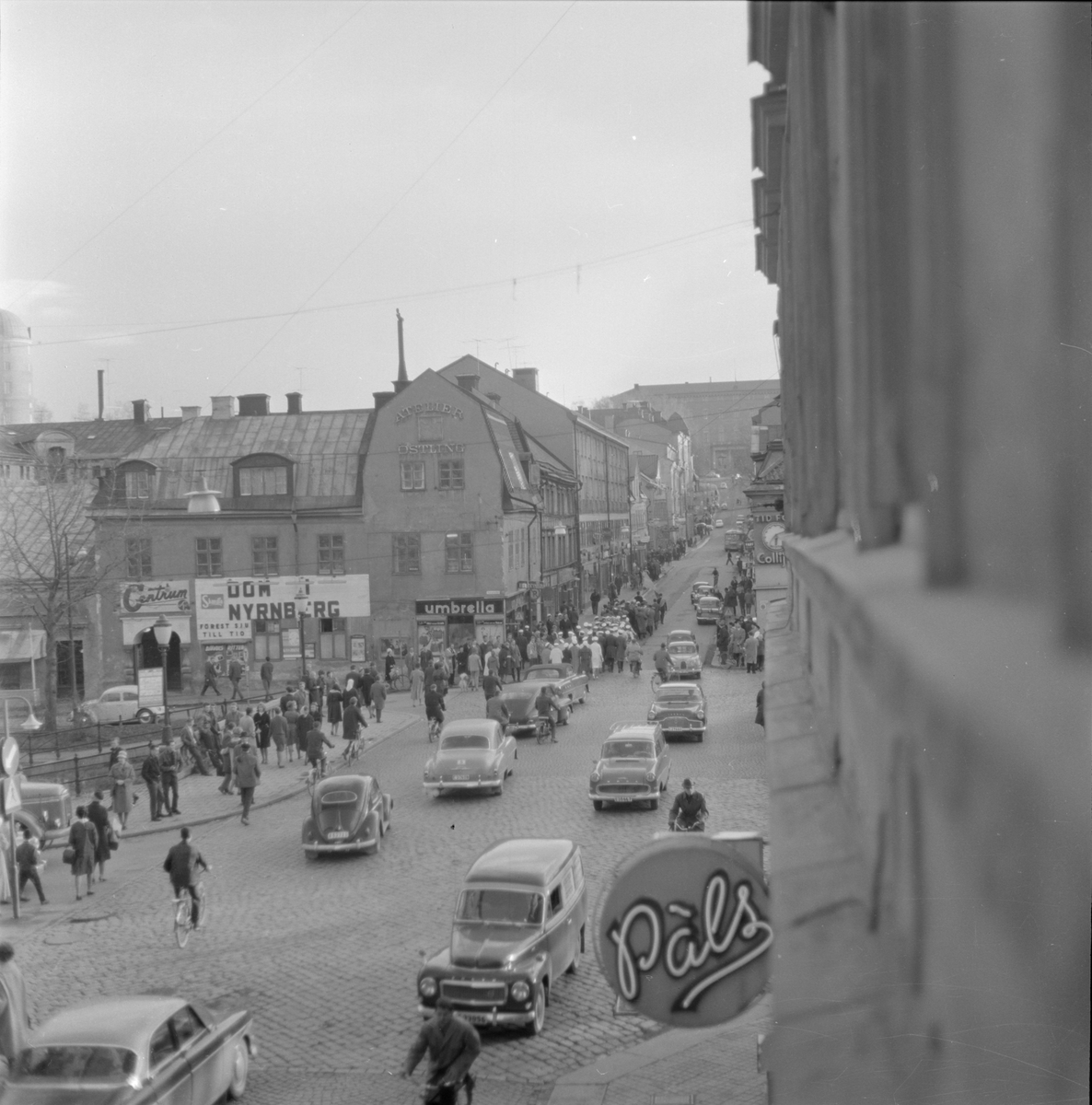 Firande av studentexamen på Drottninggatan, Uppsala