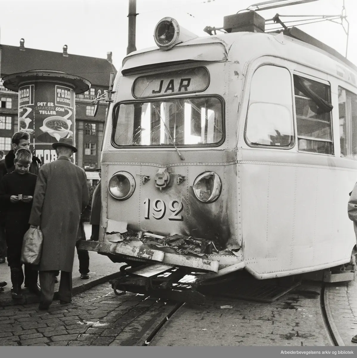 Jar-trikken i kollisjon på Jernbanetorget. 17 oktober 1957